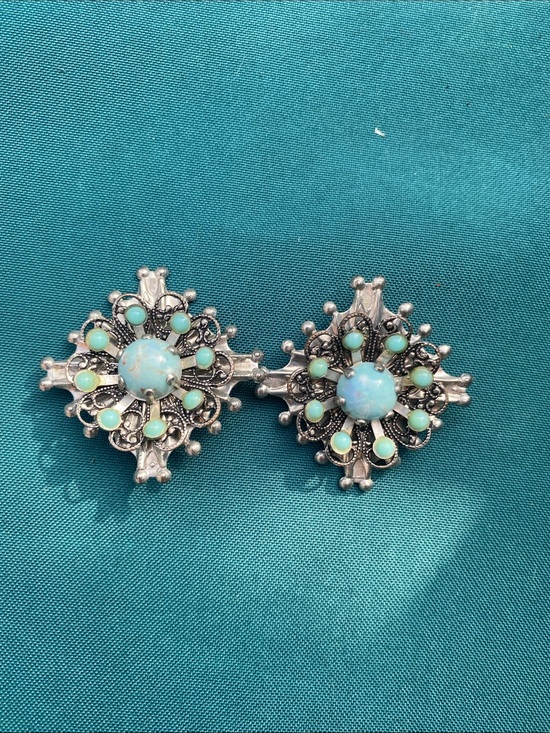 Vintage Jewelry - Vintage-Inspired Turquoise Flower Cluster pins bundle of 2